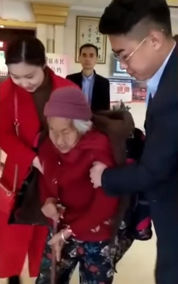 107歲母親送糖氹84歲女兒　博得愛女一笑！網民羨慕：最幸福孩子