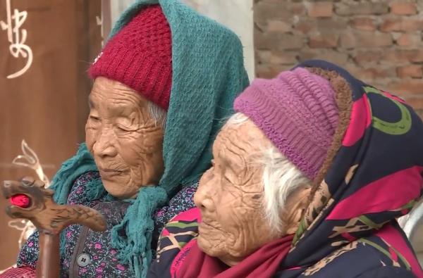 107歲母親送糖氹84歲女兒　博得愛女一笑！網民羨慕：最幸福孩子