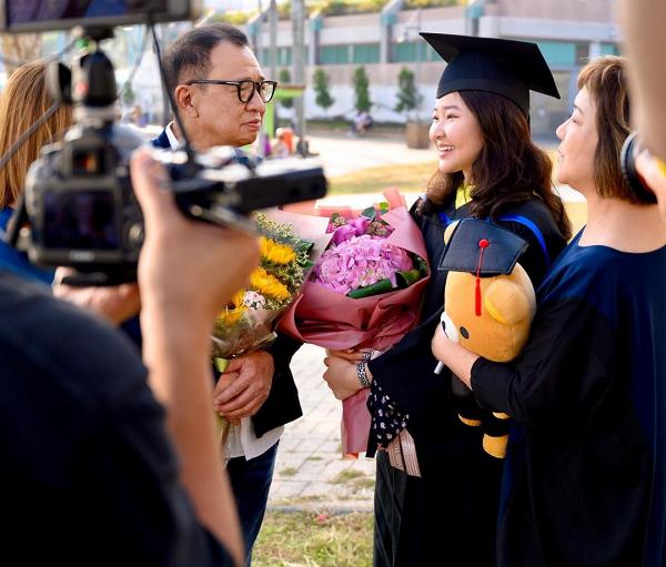 許紹雄22歲女兒一級榮譽畢業　用二千萬買獨立屋移民新加坡為寶貝女鋪路