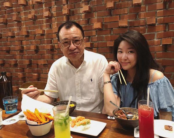 許紹雄22歲女兒一級榮譽畢業　用二千萬買獨立屋移民新加坡為寶貝女鋪路
