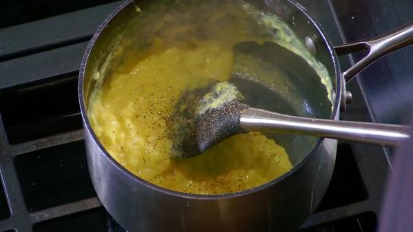5.炒滑蛋煮至成形凝固、變得濃稠後，加入鹽和胡椒調味