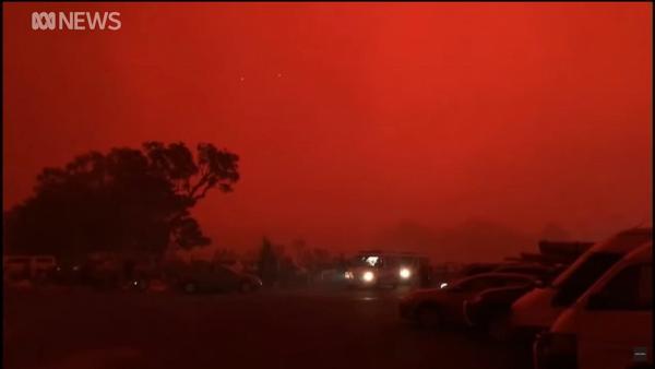澳洲大火持續當地居民跳入水中絕望求生　以血紅色天空踏入2020年
