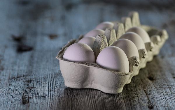 雞蛋必定要是室溫溫度，若在雪櫃取出再馬上放進熱水，雞蛋沒有那麼快熟，便容易製作失敗！