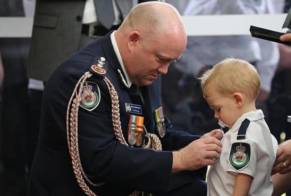 32歲消防員爸爸為救澳洲山火殉職出殯 　19個月大兒子咬奶嘴代領英勇勳章