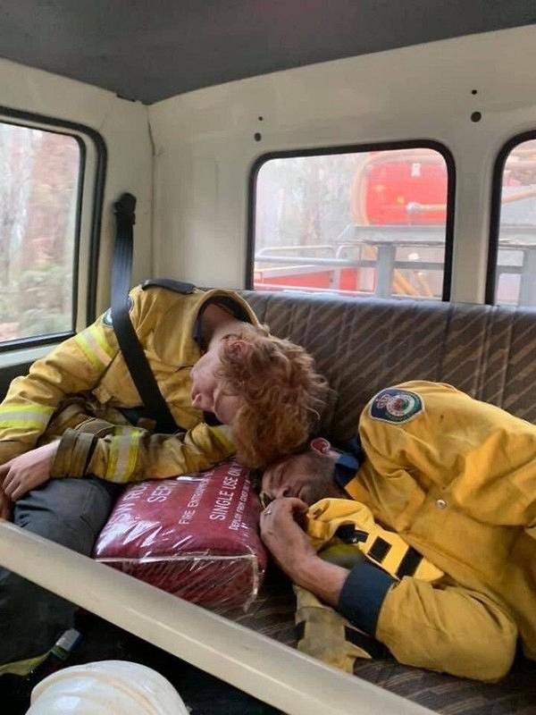 澳洲大火消防員連踩10日累透頂絕望痛哭　山火襲營地遊客旅行被困變逃亡