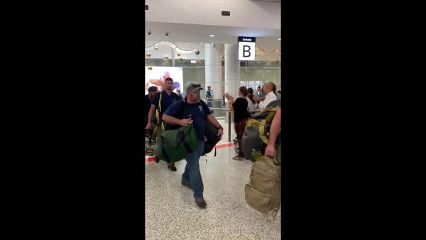 多名美國消防員前往澳洲協助救火　抵達悉尼機場後獲民眾鼓掌熱烈歡迎