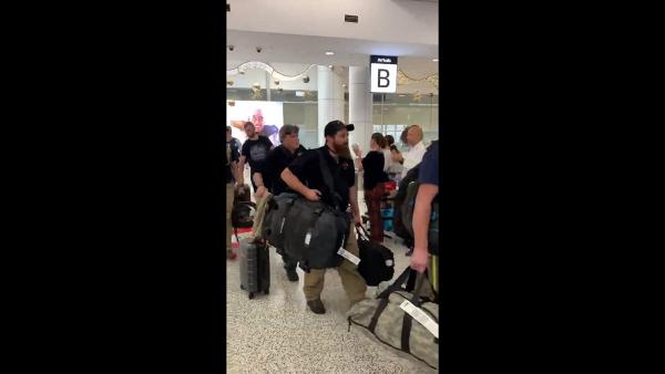 多名美國消防員前往澳洲協助救火　抵達悉尼機場後獲民眾鼓掌熱烈歡迎