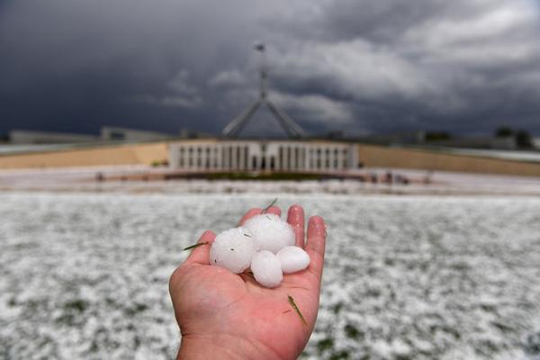 澳洲災難仍未停止大型冰雹暴襲坎培拉　冰雹如網球般大有過千人求救
