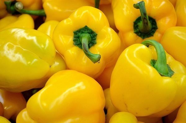 黃椒——100克黃椒含有183.5毫克維他命C，是每日所需的305%，這已經比青椒高出2倍，也是橙的3.4倍！
