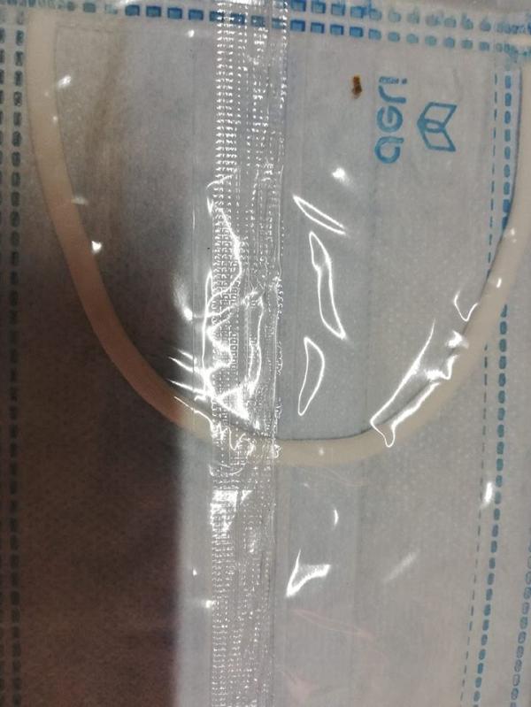 【新冠肺炎】本港多區疑有藥房出售二手口罩 耳繩有污漬市民懷疑回收再包裝