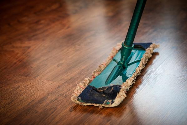 定期清潔地板，每天出外回來，先把鞋子放在玄關，盡量不要把鞋穿入屋內，另外，定期以1比99濃度的漂白水清潔地板。