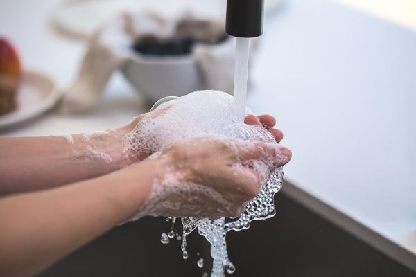 用肥皂或洗手液洗手，將手腕、手背、手心、手指縫等處洗30秒左右，一定要用流動的水沖洗，並用紙巾將手擦乾。