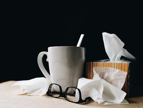 5.打噴嚏或咳嗽時應用紙巾掩蓋口鼻，把用過的紙巾棄置於有蓋垃圾箱內，然後徹底清潔雙手