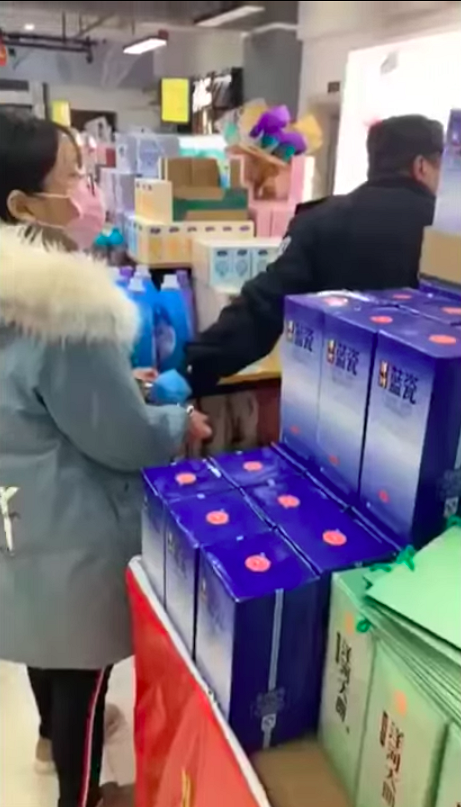 【新冠肺炎】17歲少女為買漂白水與人爭吵！在超市持刀刺傷9歲女童及71歲老人