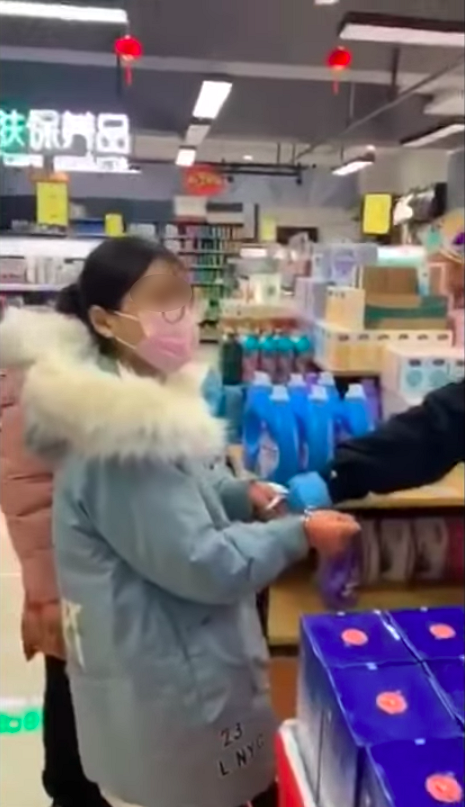 【新冠肺炎】17歲少女為買漂白水與人爭吵！在超市持刀刺傷9歲女童及71歲老人