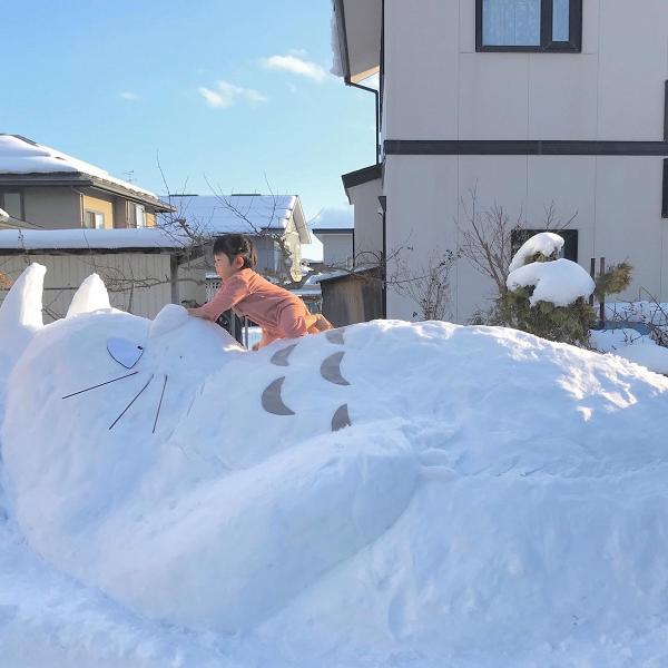日本妹妹玩雪砌出巨型龍貓還原經典場景！網民讚似足真人版電影劇照