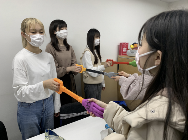 疫情持續致多個偶像活動取消 日本少女組合照搞活動 另類握手方法安慰粉絲