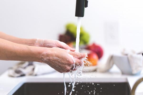 5.進食前應妥善處理口罩並洗手，洗走工作時有機會沾上的細菌