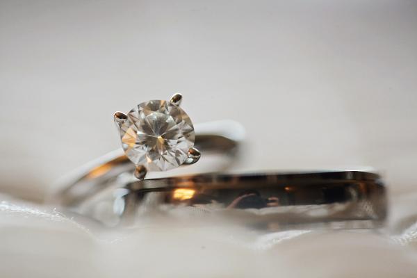 揀求婚戒指有學問精明挑選才不後悔　5個男生買鑽石戒指的注意事項