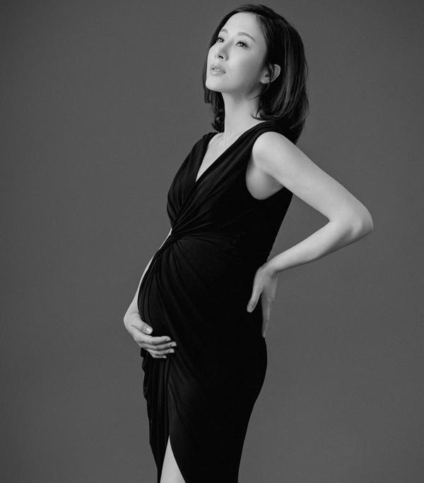 楊怡首度公開孕照 剖白準媽媽心情：素未謀面，卻感受至深