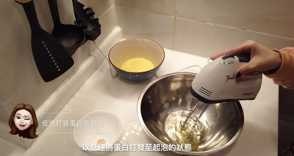 Step 4：處理蛋白部分，低速打發蛋白至起泡狀態