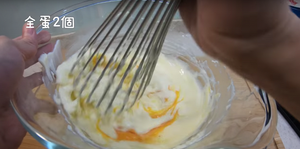 Step 5：攪拌均勻後，再加入2隻全蛋