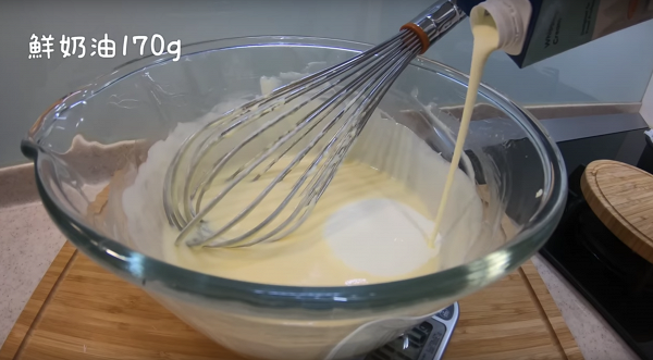 Step 7：加入鮮奶油170g，然後攪拌