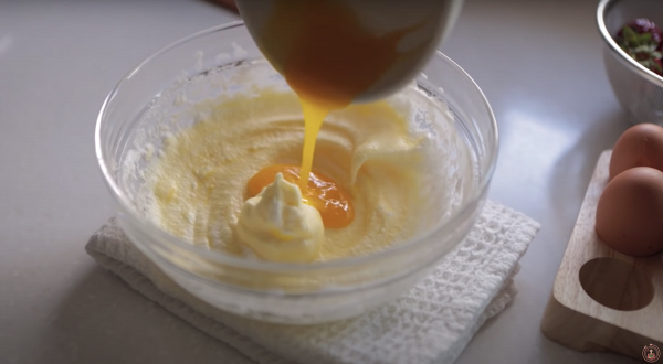 Step 7：把剩下的蛋黃液倒入再混合
