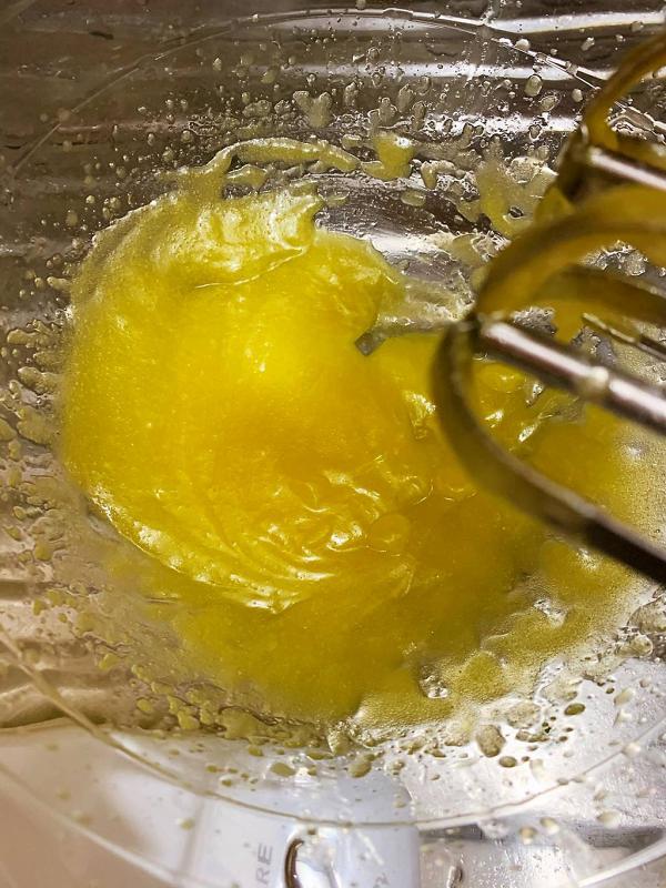 曲奇做法:  Step 1 用一大碗，放入糖和鹽。Step 2：然後倒入無鹽牛油溶液，用電動打蛋器打至糖溶及杰身。