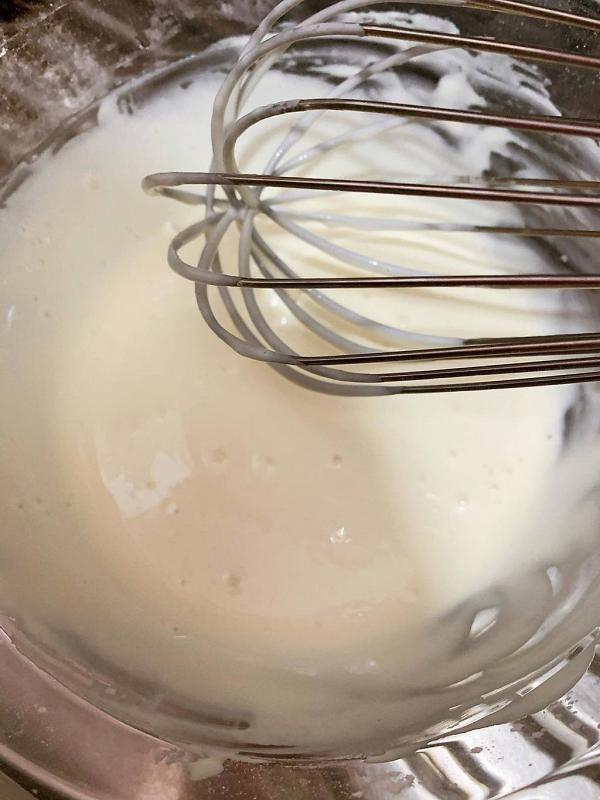餡料做法: Step 1 用一大碗，拌勻糯米粉、粟粉和幼砂糖。Step 2:加入牛奶及淡忌廉，用手動打蛋器拌至無粉粒及糖溶化。