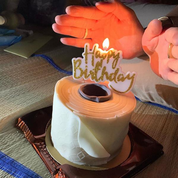 為單文柔30歲生日到沙灘浪漫慶祝　陳展鵬送$68蛋糕：物以罕為貴
