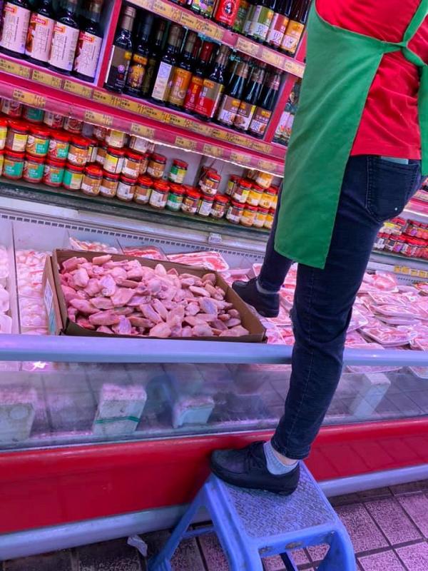 街坊目擊將軍澳凍肉鋪有職員踩住食物取貨 網民感恐怖：隔住個Mon都想嘔！