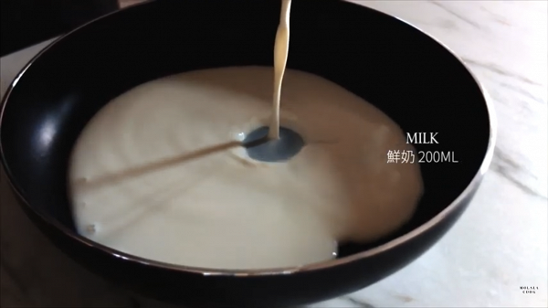 Step 1：在鍋中倒入200ML牛奶