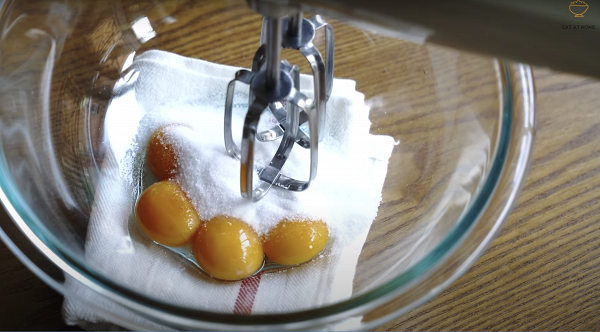 Step 3：蛋黃、糖、鹽、放入拌碗，用電動打蛋器打至變成淡黃色