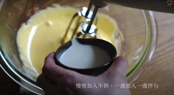Step 5：慢慢加入牛奶，一邊加入一邊拌勻。