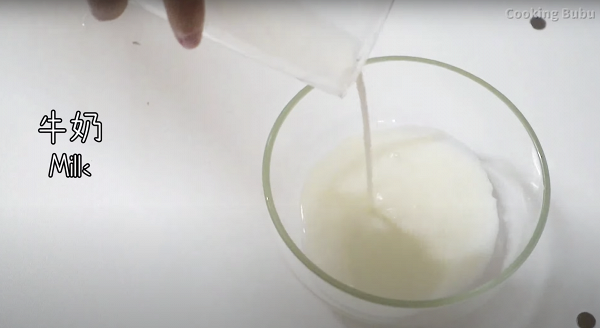 Step 4：用另一個碗倒入牛奶50g