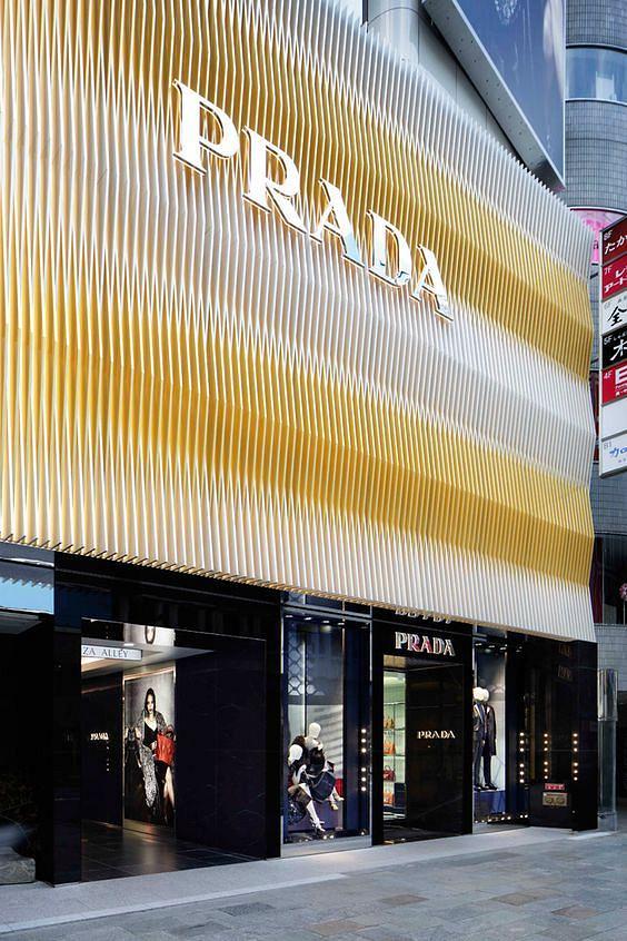 Prada銅鑼灣羅素街店於2015年開幕，分店有3層高，為Prada於香港區的最大專門店。有傳當年Prada以月租約900萬租下舖位，據2018年《全球主要大街》年度報告，香港銅鑼灣羅素街為全球最貴地段。