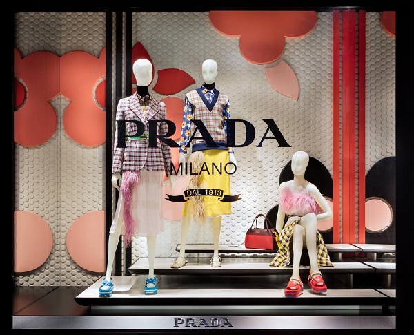 Prada銅鑼灣羅素街店於2015年開幕，分店有3層高，為Prada於香港區的最大專門店。有傳當年Prada以月租約900萬租下舖位，據2018年《全球主要大街》年度報告，香港銅鑼灣羅素街為全球最貴地段。