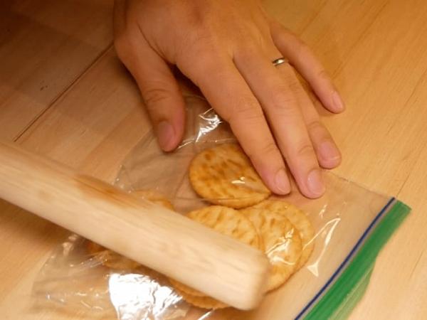 Step 2：選一種你喜歡的餅乾，敲碎。