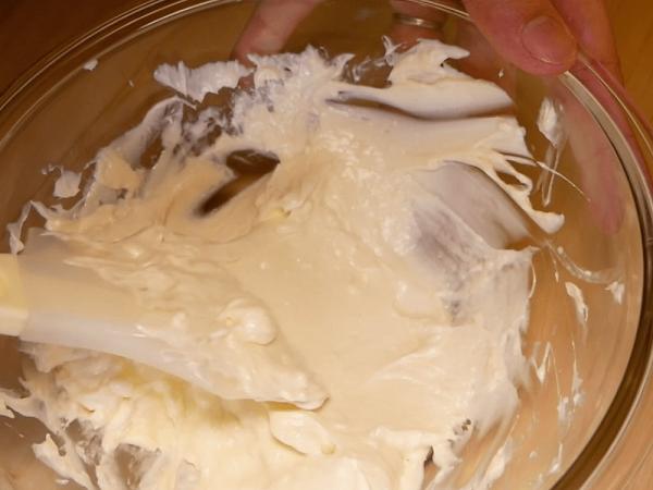 Step 5：微波後的忌廉芝士放在大碗中，用抹刀拌呈絲滑狀。
