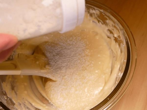 Step 7：接著將過篩的低筋麵粉加入，拌勻。