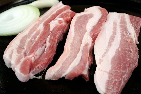 18歲男生食用未經煮熟豬肉持續不適 入院求診發現體內全身佈滿白色條狀寄生蟲