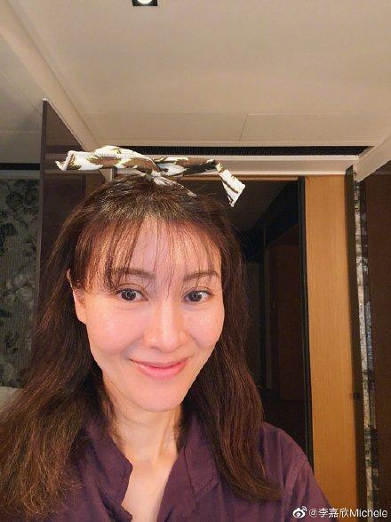 50歲李嘉欣少女心爆發初試空氣劉海 網民指唔多襯：大美人原來都會老