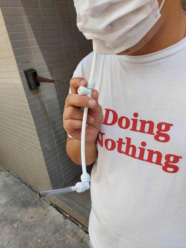 【新冠肺炎】戶外除口罩吸煙屬違法 煙民自製「吸煙神器」 可以戴住口罩食煙