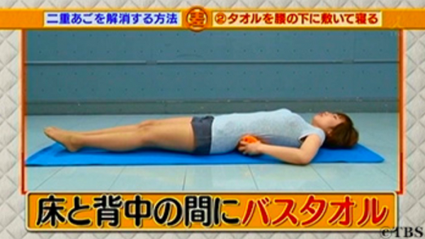 2.墊毛巾平躺以改善姿勢：躺在地上或床上，將毛巾捲成圓筒狀墊在背後