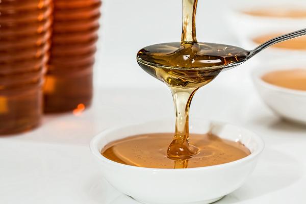 蜂蜜可治療傷風感冒、咳嗽！牛津研究：比抗生素更有效且無副作用