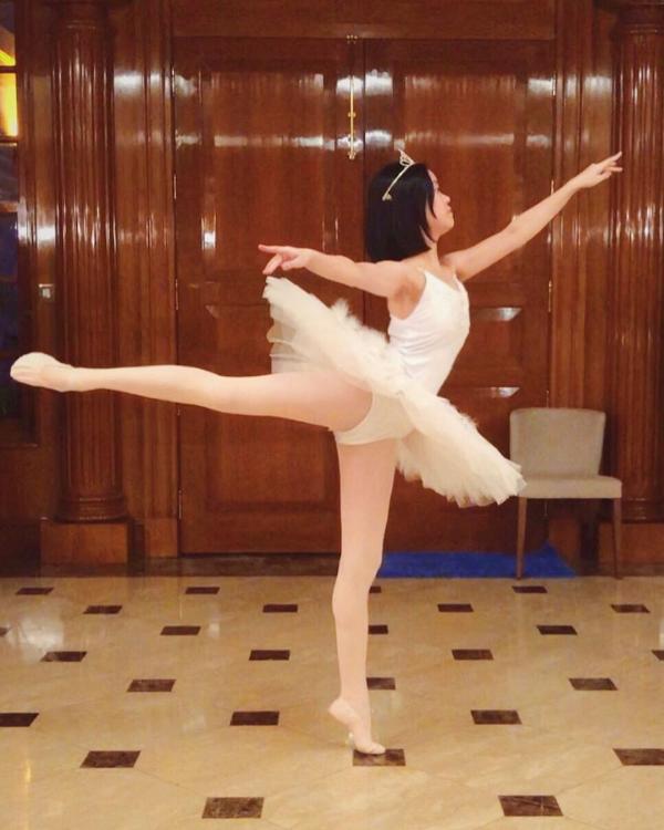 大劉女兒劉秀盈英國皇家舞蹈學院畢業 家中練舞過億山頂豪宅意外曝光