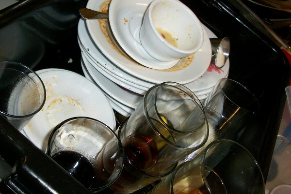 飯後碗碟浸水唔洗或可致食物中毒！研究揭細菌急增10小時增48萬倍