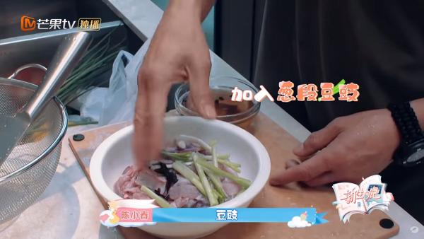 【新生日記】陳小春睇節目自學廚藝為家人煮飯 用百潔布洗魚令網民哭笑不得