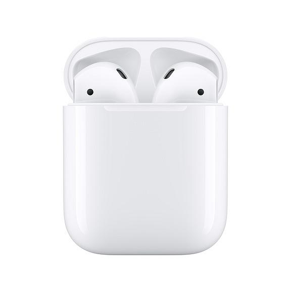 2.Apple AirPods with Charging Case ：充滿電後可使用5小時，加上充電盒可以額外儲存更多充電量，可以延長超過24小時的聆聽時間。